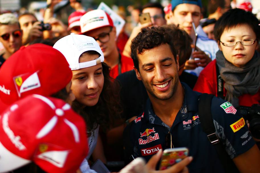 Ricciardo si presta ai selfie dei numerosi fans (Getty Images)
